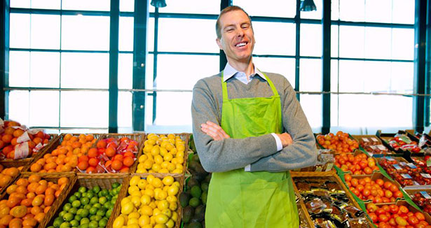 Homme au comptoir des légumes