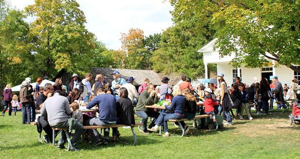 Personnes assisent aux tables.