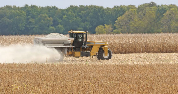 Tracteur épandant de la chaux