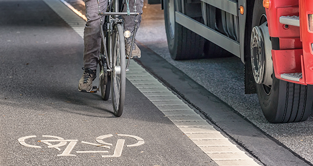 Vélo près d’un véhicule lourd